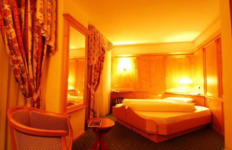 Hotel Cevedale Living Romance Hotel Коґоло Номер фото