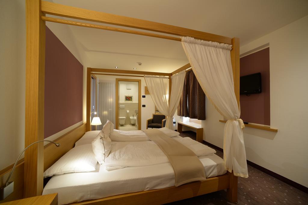 Hotel Cevedale Living Romance Hotel Коґоло Екстер'єр фото